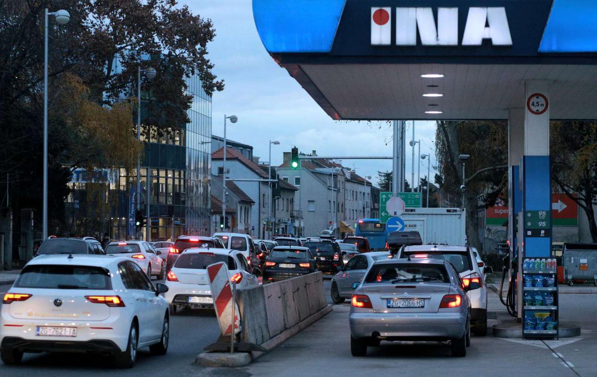 Ina bencin črpalka | Mogoče je, da se bo v nekem trenutku cena bencina gibala med 15 in 20 kunami na liter, meni hrvaški analitik.  | Foto Hina/STA