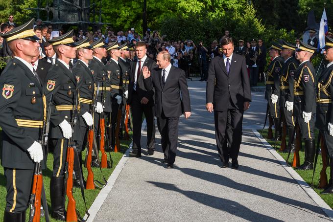 Predsednika sta na ljubljanskih Žalah s položitvijo vencev odkrila spomenik ruskim in sovjetskim vojakom, ki so umrli v obeh svetovnih vojnah na ozemlju Slovenije. | Foto: STA ,