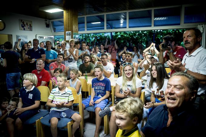 V prostorih Jadralnega kluba Burja v Izoli so se v čast zadnjega lova na olimpijsko medaljo Vasilija Žbogarja zbrali njegovi najbližji in številni ljubitelji jadranja. | Foto: 