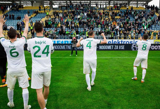 Ljubljančani so si z zmago na Areni Petrol na široko odprli vrata naslova državnih prvakov, saj so jih po tekmi razveselile še novice iz Maribora, kjer so vijolice doma izgubile proti Rudarju z 2:3. Bajrić, Zajc in Kronaveter so zatresli celjsko mrežo, vratar gostiteljev Matic Kotnik pa si je privoščil kar nekaj napak. Veliko zmago Olimpije je pozdravilo okrog tisoč gostujočih navijačev. | Foto: 