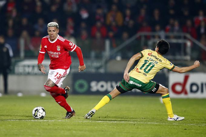 Enzo Fernandez je v četrtek pomagal Benfici do zmage nad Pacos Ferreira (2:0). Lizbončani vodijo v portugalskem prvenstvu, pred drugouvrščeno Brago imajo s tekmo več sedem točk prednosti. | Foto: Reuters