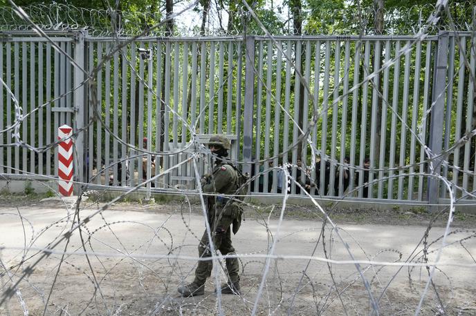 Poljski vojak na meji z Belorusijo | Poljski vojak na meji z Belorusijo. Poljska zdaj razmišlja tudi o postavitvi protipehotnih min na meji z Belorusijo in rusko enklavo Kaliningrad. | Foto Guliverimage