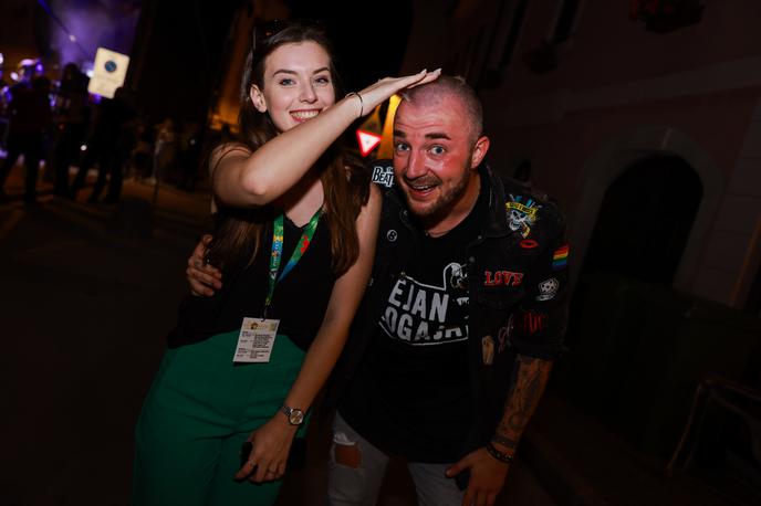 Dejan Dogaja in Kiara Haas | Kiara Haas je bila med pobudniki akcije, da si njen izbranec Dejan Krajnc na lanskem festivalu Pivo in cvetje postriže kultno irokezo. | Foto Mediaspeed