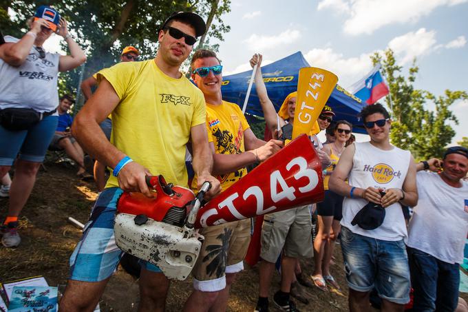 Gajser ima veliko navijačev. Ne samo v Sloveniji, občudujejo ga tudi številni tuji ljubitelji tega športa, ki bi se za njegov avtogram in poziranje za selfie tudi stepli. Številni Slovenci so ga spremljali tudi v Mantovi v Italiji …​  | Foto: Grega Valančič/Sportida