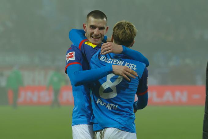 David Zec se je v torek prvič predstavil ljubiteljem nemške bundeslige na domačem stadionu v Kielu. S soigralci so se veselili velike zmage nad Dortmundčani (4:2.). | Foto: Guliverimage