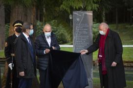 Slovesnost ob odkritju spominskega obeležja Demos na Račjem otoku na Brdu pri Kranju