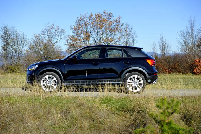 V dolžino audi Q2 meri 4,19 metra, kar pomeni, da je 13 centimetrov krajši od modela Q3. S kratkimi previsi so med osema dosegli 2,59-metrsko razdaljo. V kabini se kljub kompaktnim meram razmeroma udobno sedi tudi na zadnji klopi, predvsem pa je dostop v kabino precej prepričljiv. Od tal je oddaljen slabih 15 centimetrov (145 mm), malce "moderne" terenske robustnosti in osebnega pečata po želji kupca pa mu dodajo še montažni elementi iz karbona, paket zunanje terenske opreme (offroad style) in dekorativne folije za številne karoserijske dele. Pika na i je seveda stalni štirikolesni pogon quattro v kombinaciji z obema motorjema 2,0 TDI (110 in 140 kilovatov). | Foto: Jure Gregorčič