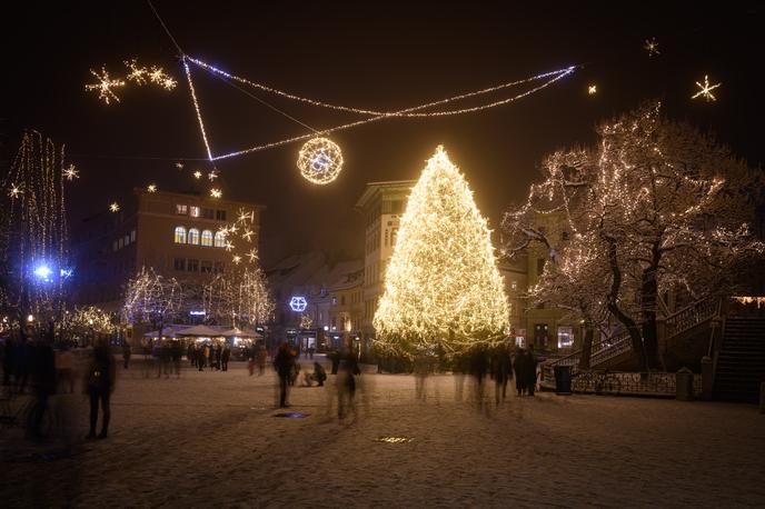 Ljubljana, Lučke | Mnogi letos ne bodo mogli biti v krogu svojih najbližjih ali bodo praznike celo preživljali sami. Mnogi so zaradi pandemije zgubili ljubljeno osebo, zaposlitev ali finančno varnost. Vse to so obremenjujoče izkušnje, ki lahko povzročijo zaskrbljenost, obupanost, strah, jezo, stisko, osamljenost ali različne druge težave. | Foto STA