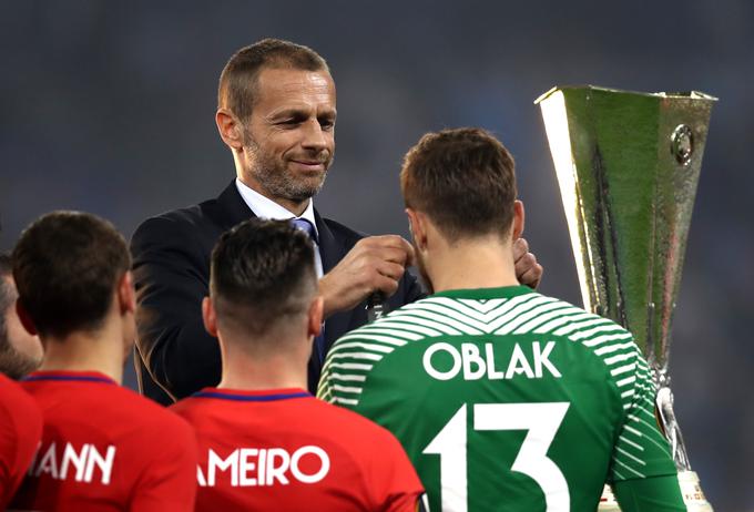 Tako je pred petimi leti Aleksander Čeferin "okronal" Jana Oblaka v Lyonu. Le nekaj mesecev pozneje je Čeferin podelil priznanje Oblaku še za osvojeni evropski superpokal, ko je Atletico v Talinu v Estoniji po podaljšku premagal Real s 4:2. | Foto: Getty Images