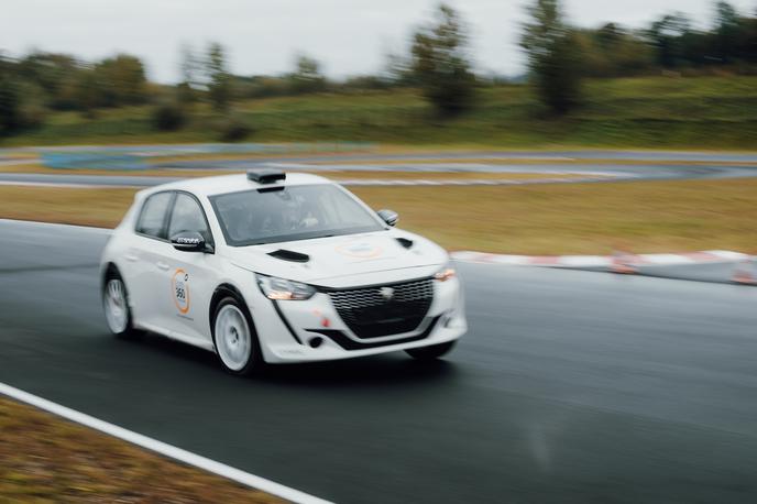 Peugeot 208 rally4 | Dobre štiri metre dolgi peugeot 208 rally4 je danes eden najbolj konkurenčnih dvokolesno gnanih dirkalnikov. Nudi tudi relativno ugodno razmerje med ceno, stroški vzdrževanja in konkurenčnostjo. Najbolj primeren je predvsem za regionalna in nacionalna prvenstva, kakršno je tudi slovensko.  | Foto Matej Rebernišak