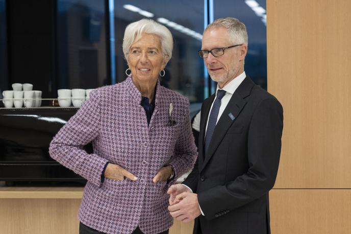 Christine Lagarde, predsednica Evropske centralne banke, Boštjan Vasle, guverner Banke Slovenije | Predsednica Evropske centralne banke Christine Lagarde je srebrno broško nosila tudi v četrtek na seji sveta Evropske centralne banke (ECB) na Brdu pri Kranju. (Na fotografiji ob boku guvernerja Banke Slovenije Boštjana Vasleta.) | Foto Bor Slana/STA