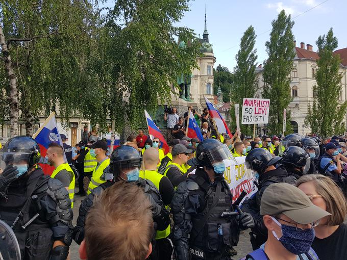 Kulturni program alternativne proslave na Prešernovem trgu so s sireno in vzkliki prekinili vladni podporniki, ki so nosili rumene jopiče. | Foto: Domen Anderle