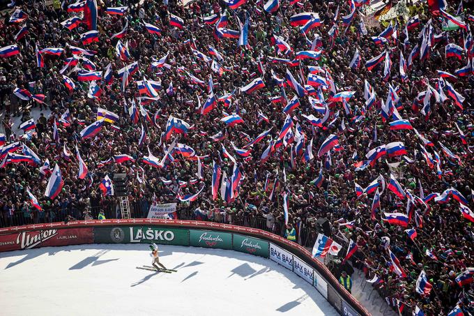 Se še spomnite, kako je bilo leta 2016, ko je imel Peter Prevc po sanjski sezoni svoj praznik pred slovenskimi navijači? V štirih dneh je Planico obiskalo 112 tisoč ljudi. | Foto: Vid Ponikvar