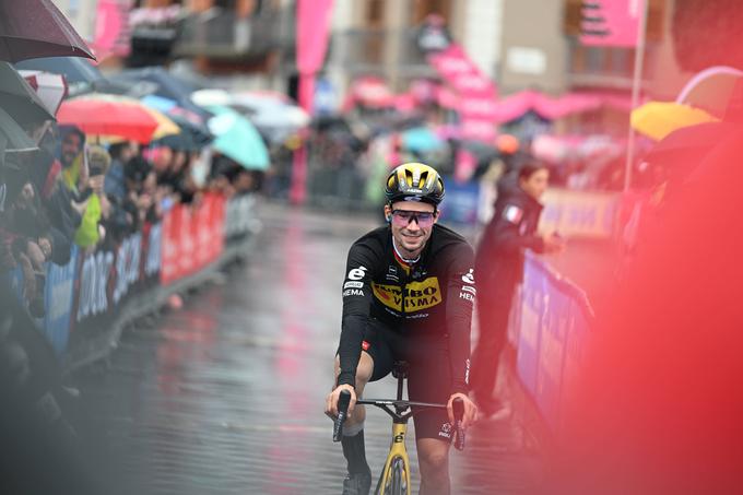 Primož Roglič se nasmejan podaja v 6. etapo Gira, kjer je v skupnem seštevku peti.  | Foto: Guliverimage/Vladimir Fedorenko