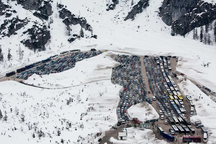 parkirišča Planica | Kamen spotike pred SP v Planici so za AAG začasna parkirna mesta za potrebe prvenstva v bližini krožišča v Ratečah. Na fotografiji: parkirišča v Planici, ki niso problematična. | Foto Vid Ponikvar