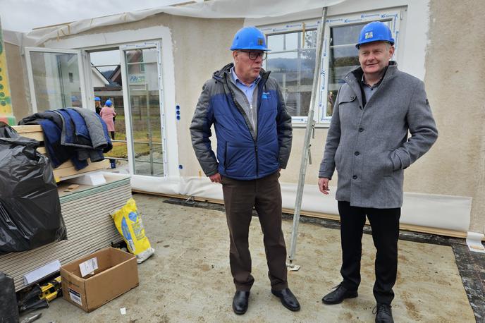 Tilen Klugler, Vidko Švajger; postavljanje montažne hiše, Slovenj Gradec | Začetek postavljanja montažne hiše, ki jo je podjetje Pergola s partnerji doniralo za eno od družin, ki so bile prizadete v lanski ujmi. Direktor podjetja Pergola Vidko Švajger in župan Mestne občine Slovenj Gradec Tilen Klugler. | Foto Vesna Pušnik Brezovnik/STA