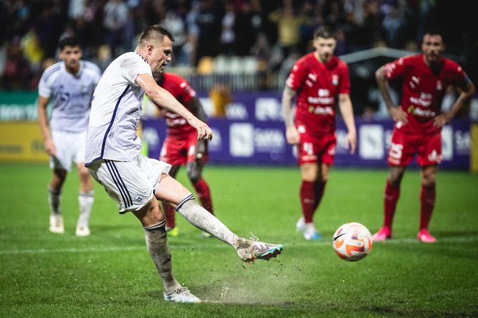 Za zmago in napredovanje je z bele točke zabil Josip Iličić. | Foto: Blaž Weindorfer/Sportida