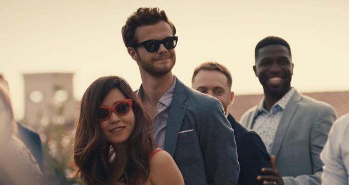 Jack Quaid in Maya Erskine. | Foto: IMDb