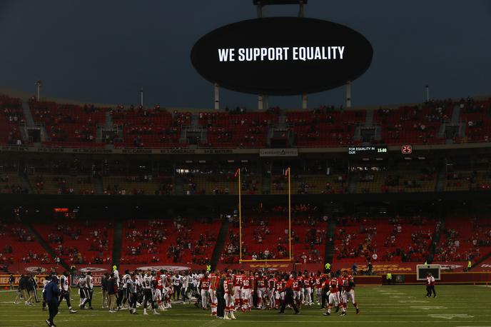 NFL | Uvodno tekmo sezone NFL si je na tribunah lahko ogledalo 16.000 gledalcev. | Foto Getty Images