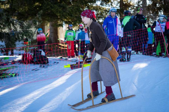 Partizanske smučine, Cerkno | Dogodka se je udeležilo 265 tekmovalcev, članov veteranskih in domoljubnih organizacij ter SV, ki so se pomerili v veleslalomu. Uvodoma so se po progi simbolno s slovensko zastavo spustili smučarji starodobniki, demonstracijska skupina Edmunda Čibeja Društva Gora s Predmeje ter novaški lok smučarji TD Novaki. | Foto STA