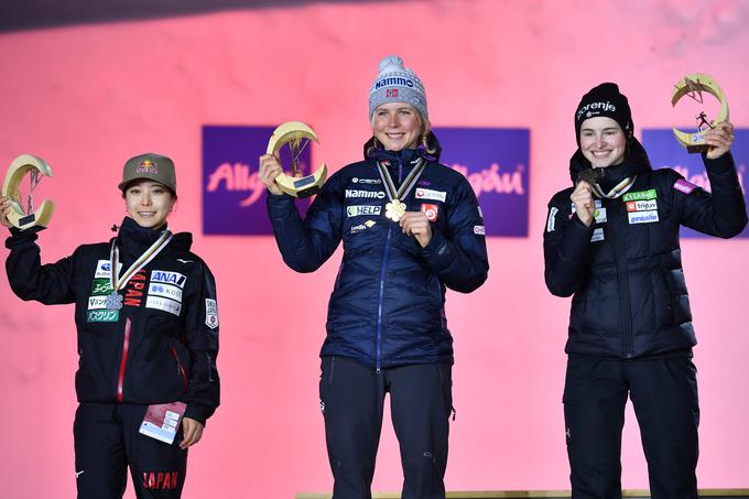 Maren Lundby, ki je pred dvema letoma osvojila kar štiri odličja, brani naslov z velike skakalnice. Nika Križnar je bila bronasta. | Foto: Guliverimage/Vladimir Fedorenko