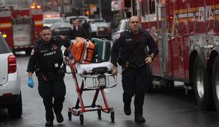 New York: S plinsko masko na obrazu streljal na ljudi #foto #video