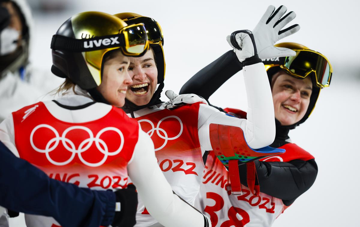 Urša Bogataj Nika Križnar | Olimpijska prvakinja Urša Bogataj in bronasta Nika Križnar sta bili v središču pozornosti po koncu tekme na srednji olimpijski skakalnici. | Foto Anže Malovrh/STA