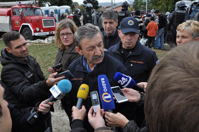 Srečka Šestana smo v času migrantske krize videvali v uniformi civilne zaščite, ki je prostovoljna funkcija, nadure pa si je izplačeval kot vodja organizacijske enote URSZR. | Foto: STA ,