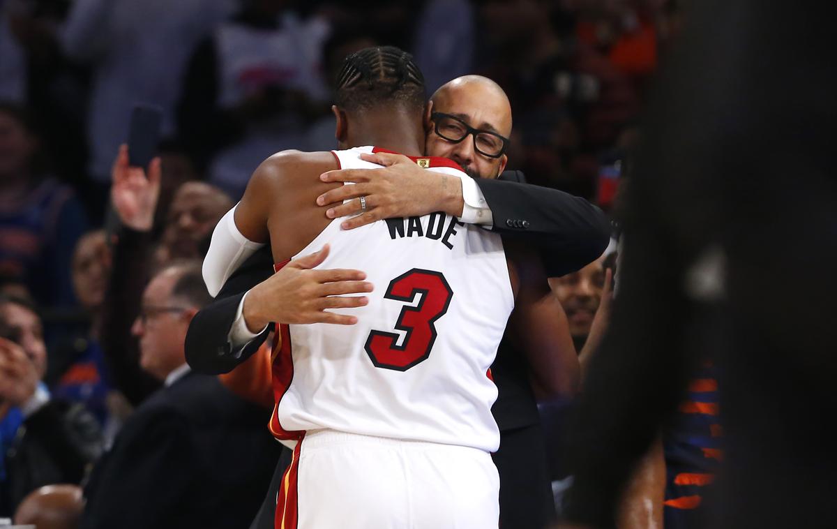 Dwyane Wade | Trener New Yorka David Fizdale, ki je pred leti pri Miamiju opravljal vlogo pomočnika trenerja, je po tekmi objel poslavljajočega se zvezdnika Dwyana Wada. | Foto Reuters