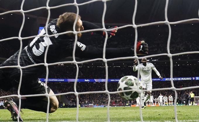 Tako je Antonio Rüdiger za las premagal Jana Oblaka. | Foto: Reuters