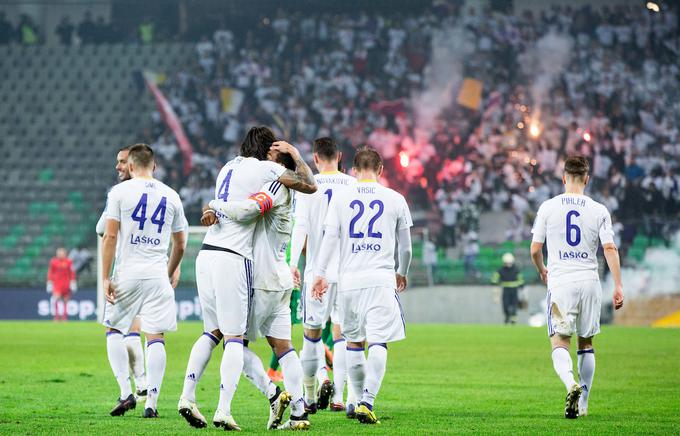 Maribor je na zadnjem derbiju v Stožicah spremljal okrog tisoč privržencev, skupno število gledalcev pa je bilo blizu 14 tisoč. | Foto: Vid Ponikvar