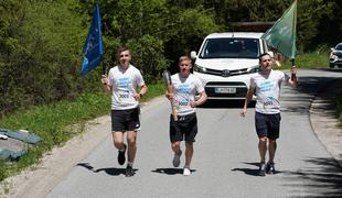 Baklin slalom med harmoniko, mažoretkami in pihalno godbo