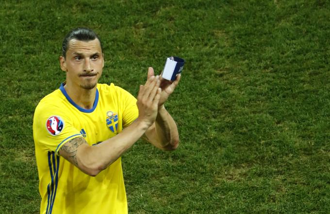 Zlatan Ibrahimović kljub svojim 36 letom še vedno velja za enega največjih zvezdnikov svetovnega nogometa. Sloviti Šved je bil neizmerno vesel uspeha nad Italijo in uvrstitve v Rusijo, a se je reprezentančno upokojil že po Euro 2016. Čeprav mnogi menijo, da bi lahko zvezda Uniteda preklicala svojo upokojitev, utegne ta scenarij preprečiti poškodba kolena. Ibrakadabra je brez nogometnih kilometrov že vse od aprila. Njegova cena na nogometni tržnici je osem milijonov evrov. | Foto: Reuters