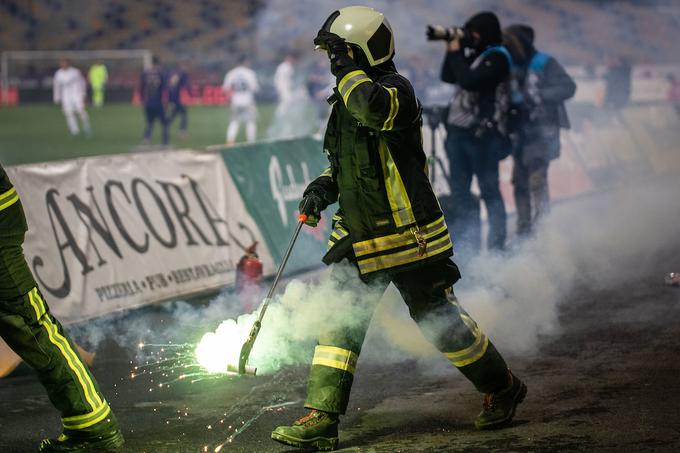 S severne tribune je poletelo tudi nekaj pirotehničnega materiala. | Foto: Blaž Weindorfer/Sportida