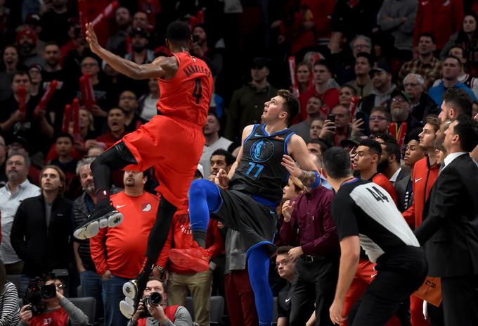 Trenutek, ko je Dončić v visokem loku vrgel žogo proti košu Portlanda in izsilil podaljšek. | Foto: Reuters