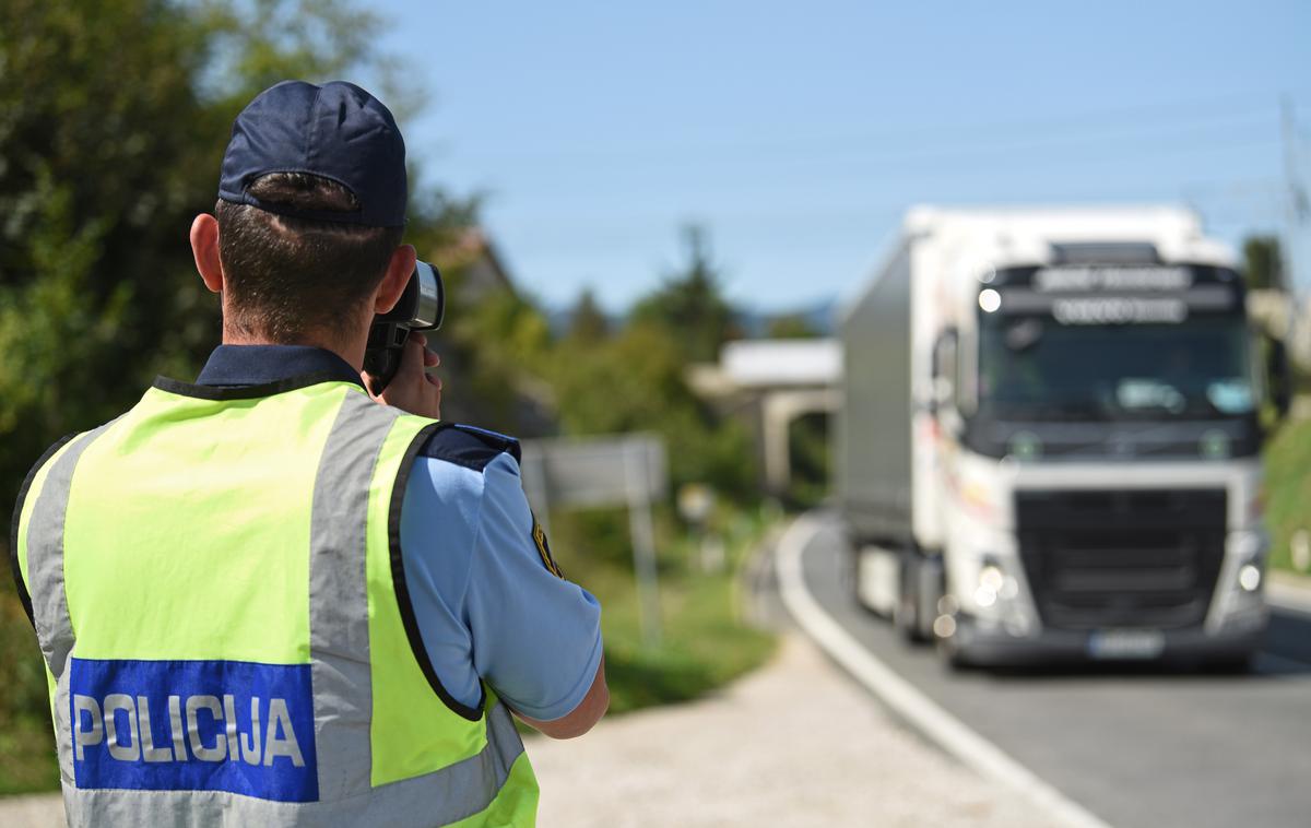 merjenje hitrosti, policija | Tujci so se skrivali v kombijih. Policisti o dogodkih še zbirajo informacije.  | Foto Tamino Petelinšek/STA