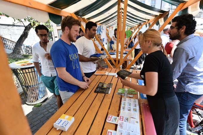 Prireditev Med nami in z nami na Prešernovem trgu v Ljubljani | Foto: STA ,