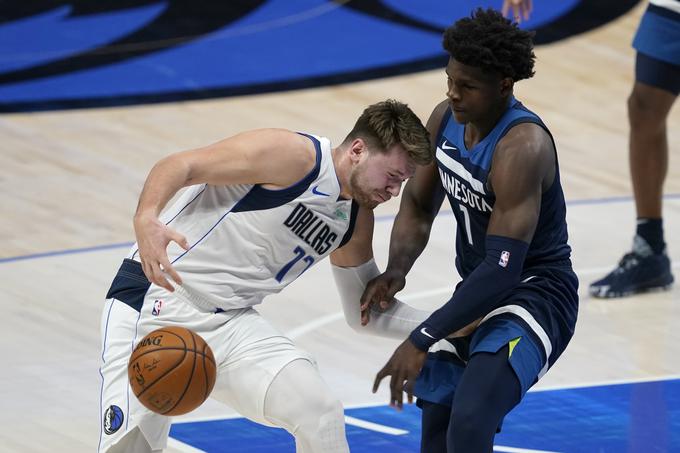 Dončič v duelu z Anthonyjem Edwardsom, prvim izborom letošnejga nabora. | Foto: Guliverimage/Getty Images