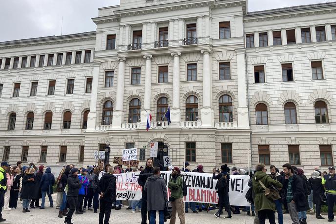 Protest | V ponedeljek, ko se je sojenje začelo, so se pred ljubljanskim sodiščem zbrali številni protestniki, tako podporniki dekleta kot domnevnih posiljevalcev. | Foto R. K.