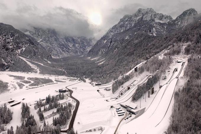 Nordijski center Planica je potekal v prepletu znanj, v uspešnem sodelovanju treh studiev – arhitekturnih Stvar in Abiro ter Akka, studiu za krajinsko arhitekturo ter koordinaciji približno 20 projektantskih podjetij (konstrukcije, inštalacije, gradbena fizika, geomehanika …). | Foto: Miran Kambič