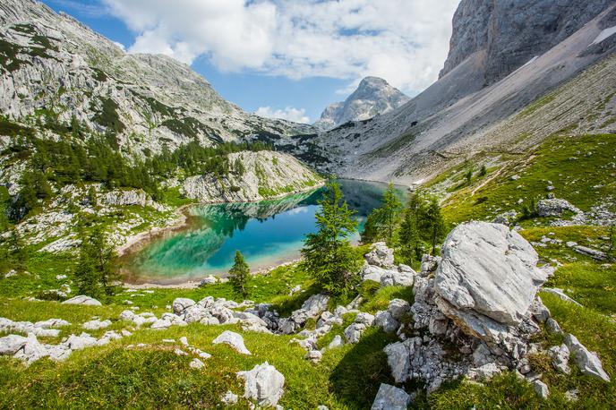 Veliko jezero | V Sloveniji imamo 14 visokogorskih jezer, eno od najlepših je Veliko jezero, ki se ga je zaradi oblike prijel vzdevek "ledvička". V vseh je kopanje strogo prepovedano. | Foto Aleš Zdešar (www.slovenia.info)