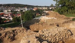 Na ptujski panorami arheologi odkrili obrambni zid in svetišče #foto #video