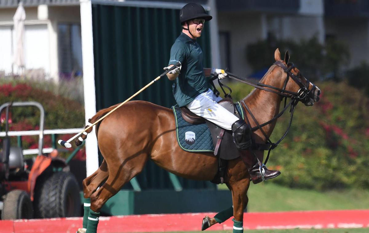 Princ Harry padel s konja | Priče so povedale, da je moral princ Harry med tekmo zamenjati kar tri konje. | Foto Profimedia