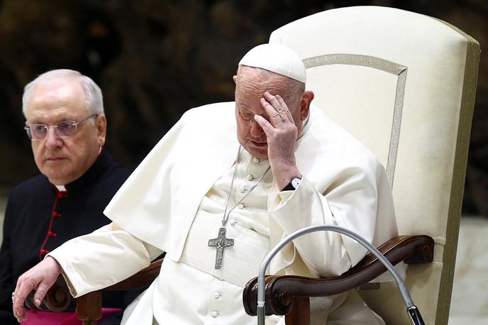 papež Frančišek | Papeža so 14. februarja sprejeli v rimsko bolnišnico Gemelli zaradi bronhitisa, ki se je kasneje razvil v pljučnico na obeh pljučnih krilih. | Foto Reuters