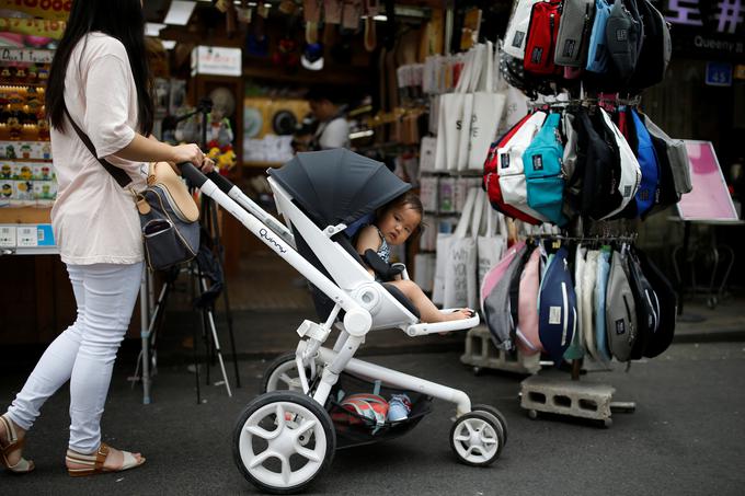 Južna Koreja, mama, otrok | Foto: Reuters