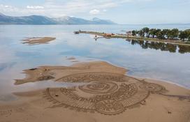 Neretva slikanje v pesku