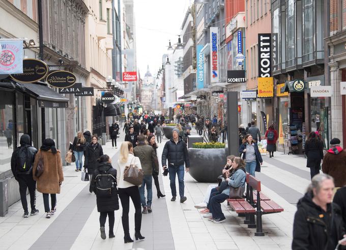 Švedska je v boju proti novemu koronavirusu izbrala precej drugačen pristop kot druge evropske države. Švedi lahko tako še naprej obiskujejo bare, otroci pa hodijo v šolo. Marsikdo se sicer sprašuje o uspešnosti tega pristopa, saj so do zdaj odkrili 12.540 okužb s koronavirusom, umrlo pa je več kot 1.200 ljudi.  | Foto: Reuters