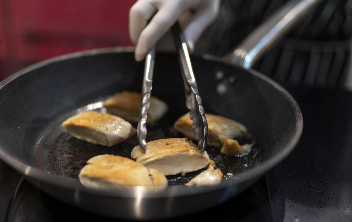 piščančje meso iz laboratorija | Sogovorniki na okrogli mizi so se strinjali, da bo ob hitrem povečevanju svetovnega prebivalstva in podnebnih spremembah treba razmišljati o novih možnostih pridelave hrane. | Foto Guliverimage