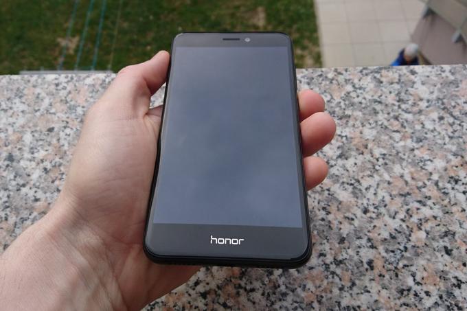 Honor 8 Lite je še eno utelešenje poslanstva znamke Honor, ki smo ga opisali zgoraj pri Honorju 9. V prosti prodaji trenutno stane 250 evrov, kar ob sklenitvi ali podaljšanju naročnine za 24 mesecev in akcijski ponudbi pomeni okoli 2 evra na mesec. Obenem uporabniku večino funkcij, ki jih bo potreboval največkrat - klicanje, dostop do interneta, fotografija, deljenje vsebin - ponuja na zelo visoki ravni, zagotovo višji, ki bi jo še lani pričakovali od 250-evrskega telefona.  | Foto: Matic Tomšič