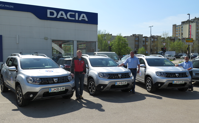 Novi dacia duster spet tudi za ekipo slovenskih gorskih reševalcev. | Foto: Dacia